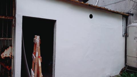 油漆工程 - 
?選擇&ldquo;適合的油漆真的很重要?&nbsp;&nbsp; &nbsp;
所謂一分錢一分貨絕對是有它的道理存在的&nbsp;&nbsp; &nbsp;
這陣子有遇到一些詢問的友人&nbsp;&nbsp; &nbsp;
其實，說穿了就是要比價&nbsp;&nbsp; &nbsp;
當然&nbsp;&ldquo;比價&rdquo;&nbsp;?是有好有壞?&nbsp;&nbsp; &nbsp;
因為，每個人都想用最省錢的費用做到最好&nbsp;&nbsp; &nbsp;
這方面不是沒有，但是，你（妳）可曾想過&nbsp;&nbsp; &nbsp;
?&ldquo;俗咪沒好貨&rdquo;?&nbsp;~~（台語念）&nbsp;&nbsp; &nbsp;
☄房屋裝潢換新油漆有分以下☄&nbsp;&nbsp; &nbsp;
1.&nbsp;&ldquo;自己