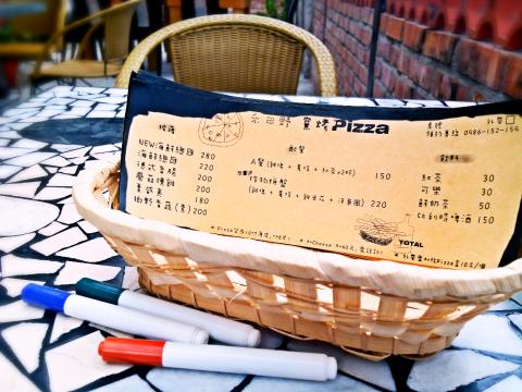 BONJOUR LUO - 披薩店點單/MENU設計