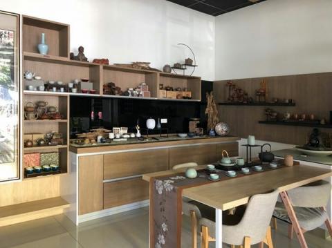 乾品帝室內設計 - 早安～小編帶來新的案件進度，木作隔柵，利用巧思還能壁掛電視，走線槽，照圖施做，3D擬真渲染，歡迎私訊，喜歡就幫忙按讚分享唷，有驚喜價～
#商業空間規劃
#古樸感
#老技術新思維的整合
#工程進度
#歡迎預約