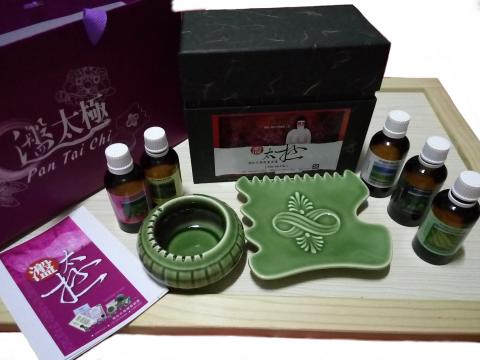 邱妤柔 - 瀊太極:
使用能量瓷瀊搭配五行精油讓客人做放鬆 邱妤柔 - 瀊太極:
使用能量瓷瀊搭配五行精油讓客人做放鬆