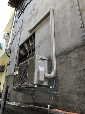 筑皓 - 富士通安裝、安裝室外管槽、美觀也防止銅管在外風吹日曬外層脫落影響冷度。