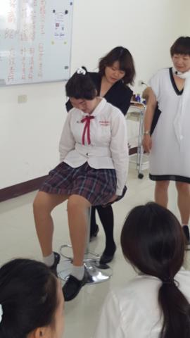 邱妤柔 - 為學生示範肌筋膜按摩手法(圖為樹德家商企業參訪) 邱妤柔 - 為學生示範肌筋膜按摩手法(圖為樹德家商企業參訪)