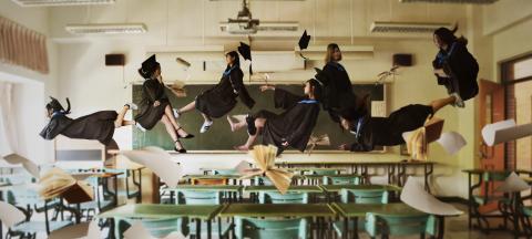 LIX - 以漂浮作為主體，為畢業生們拍攝出與眾不同的閨蜜畢業照，象徵著未來大家都各奔西東，各自翱翔，畢業不是離別，更是啟程。