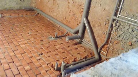 统理水电 - 浴廁冷熱汚排水管，預埋管配置完工。