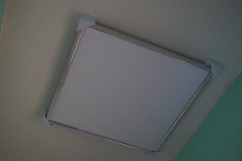 新竹縣竹東鎮3D列印專業代工 - 輕鋼架用LED燈無法安裝在樓板上，自行設計、列印LED燈固定角座。安裝後示意圖