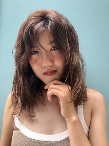 Mika - 《燙髮 加 染髮作品》     日韓系風格

        /     自然微線條的捲度   沒有過度立體強烈的捲度    保留的是   慵懶  隨性的感覺    

        搭配霧感粉橘色  ，甜美又性感?

MIKA Llne ID➡mikasetting 
Multi salon 地址➡台中市一中街138-31號
