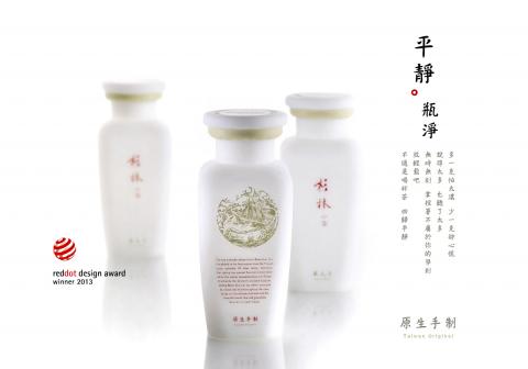 品牌的造型師，行銷的支力點。 - 茶夫子 茶器禮盒整體設計
獲得國Reddot設計獎
【杉林小雪】高山茶的保險箱
(包含玻璃氣密瓶開發設計)