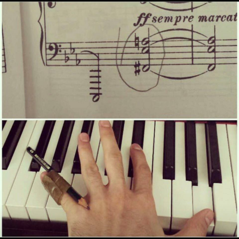 邱 老師 - 為達目的，不擇手段。這就是學音樂的小還有的毅力！❤️