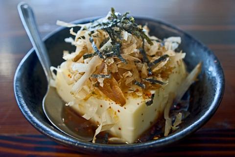 魚越龍門商業攝影工作室 - 只用現場自然光，就能讓層層交疊的柴魚片與海苔清晰可辨。