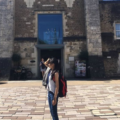 提供睫毛夾用法服務的專家Karrie