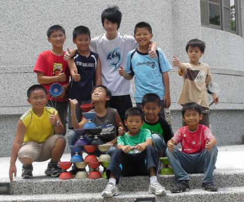 曾家維 - 喜歡跟小朋友互動，也希望小朋友們能夠學到傳統的民俗技藝。