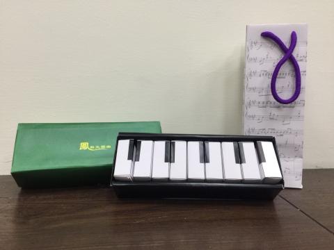 蔡忻儒 - 鳳梨酥
以音樂會來作為這次設計的主題