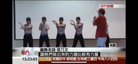 張乃文 - 教導警員們過程中，記者來採訪。