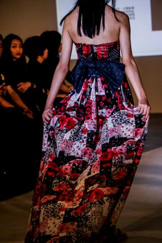 Fly - 《我裁了一塊布》亞東技術學院織品服裝設計 第三屆畢業動態展 