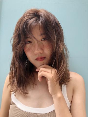 Mika - 《燙髮加染髮》 作品
跟著夏天的腳步 ?
      /    也染個木質感的橙色吧！??  

普遍大家對聽到橘色 、橙色 ，怕會變台妹⋯?   便敬而遠之  ⋯
其實橙色也是很美的顏色 ～ 只要色彩的明暗度與色調控制的好.
染完不但自然 ，整個人也很顯白、很襯膚色?的喔！    
這是我近期大愛的色調，質感好   又耐看?