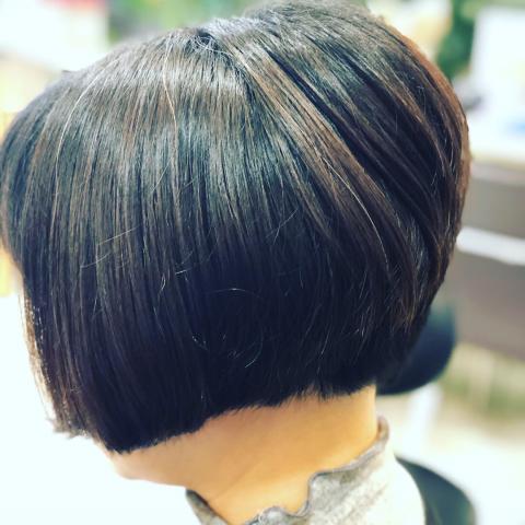 劉暢  專業美髮設計師 - 工具：剪刀.削刀
髮型：堆疊層次鮑伯
利用最自然的髮性打造完美髮型