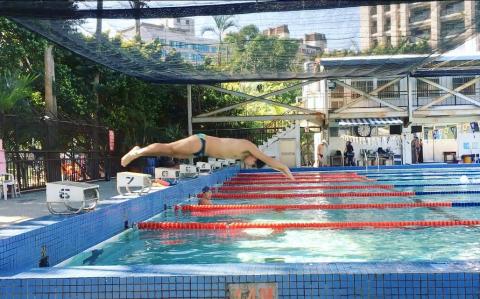 雷納德游泳教學工作室 - 跳台跳水(Diving)
出發-在空中階段
動作重點 :
1.出發時應該朝水平方向施力，身體呈水平拋物線跳出
2.雙腳併攏、夾緊臀部，並將頭藏在雙手下方
3.跳出瞬間身體與水面平行
