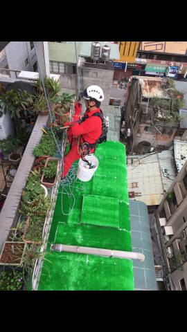 天降神兵外牆防水工程行 - 屋主需求，貼人工草坪，防止惱人的滴水聲，施工中