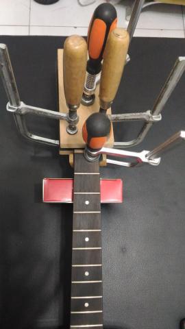 木得 - 琴頭斷裂進廠修復中。