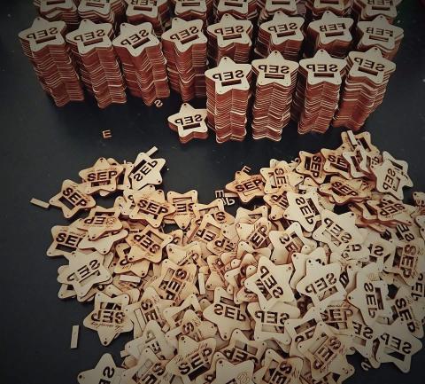 長松雷射 - 木板吊飾切割