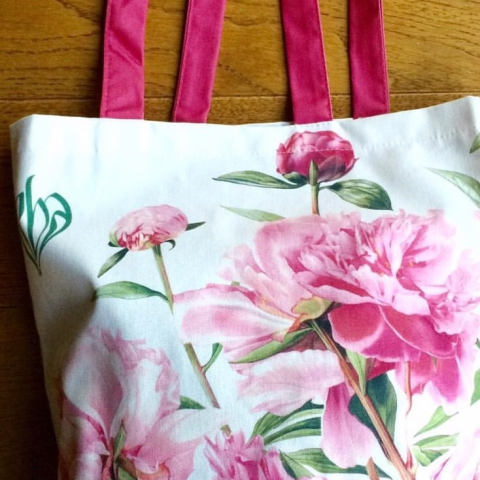 蘇菲亞繪畫療癒 - 蘇菲亞手繪館有提供各種手繪圖案，有需求的周邊商品或贈禮想要美美的插畫嗎？快來電告訴我們需求喔！