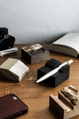 Yeh Ming Chieh Design - The Islands 島嶼系列

Product Design：材質研究；產品設計；攝影

島嶼系列是數款由大理石製成的日常器物，概念源自於山脈與河川交織而成的台灣地貌。
岩石自然的斷裂面與洗鍊的切割面兼容於器物表面，並且每一個裂面都是獨一無二的，自然不造作，是能在日常中靜靜玩味與使用的設計。