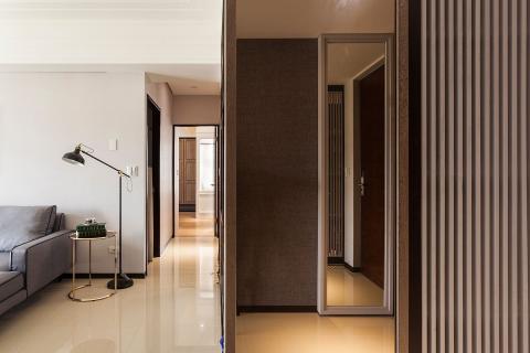 悅 設計 - 優雅平衡的生活品味，引客廳的明亮採光，周邊環繞各種細緻面材，創造細膩的立面表情

一個人的單身豪宅！ 英式古典 