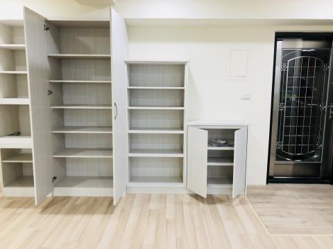 LUCY'S 空間設計 - 多功能系統設計
利用樑下空間=>結合鞋櫃、擺飾櫃、收納櫃、電器櫃