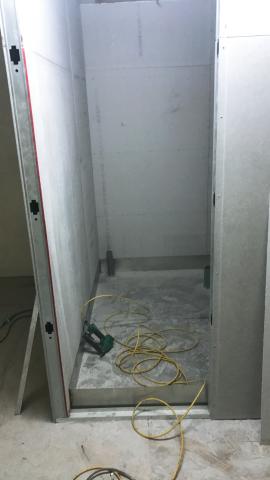 旭展裝修工程行（阿展） - 工廠夾層二樓 隔間施做廁所！
水泥板裡面可貼磁磚！