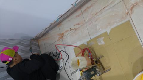 鴻立工程行 - 牆壁滲水，替牆壁醫治漏水問題，讓牆壁健康