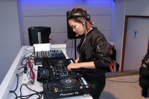 DJ La Trouble Maker Of 失眠空間工作室 - 高雄The One Bar－樹科大電音社黑勢力派對DJ