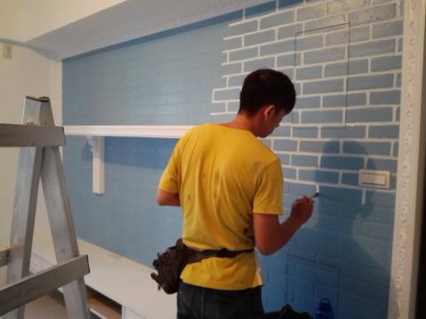 采亦油漆 - 客廳電視牆上色,及描繪仿磚塊線條。需要有穩定的懸手及描繪底子,才能一筆一線勾勒完成。 采亦油漆 - 客廳電視牆上色,及描繪仿磚塊線條。需要有穩定的懸手及描繪底子,才能一筆一線勾勒完成。