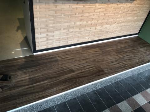 小陳塑膠地板 - 飲料店點餐區施作塑膠地磚