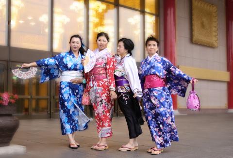 Johnson(強生)多媒體工作室 - 國家劇院美女團
 Johnson(強生)多媒體工作室 - 國家劇院美女團