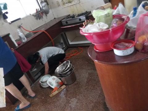 譽潔清潔公司 - 廚房流理臺清洗，工作人員很努力的洗，認真。