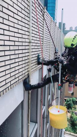 Galen - 高空繩索外牆清洗作業