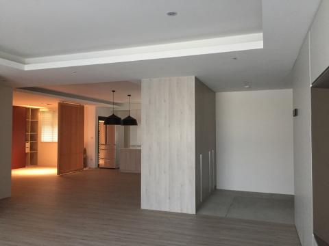 草自生 設計工作室 - 符合主人不喜歡清潔開放層板灰塵的需求做了整體收納櫃，沒有開放式的層板。但一樣維持設計感。有別於一般的玄關做法，用水泥質感再崁金屬條的做法，讓玄關成為獨特的家的印記。