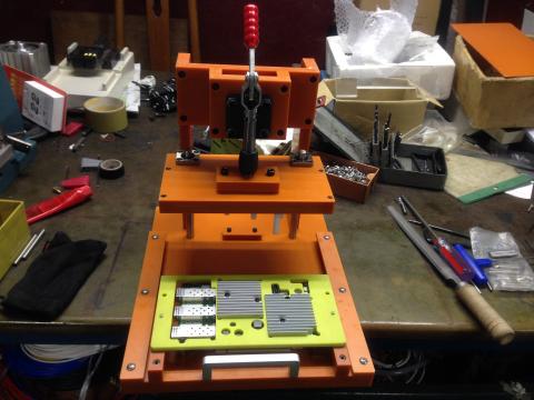 星辰工作室 - 散熱片壓合治具