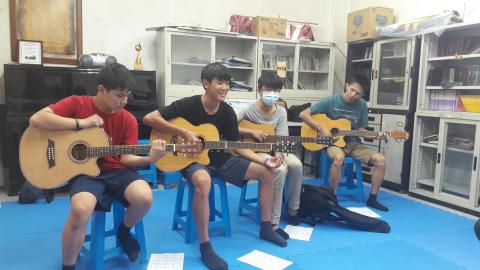 吉他速成教學 - 學生專心聽課