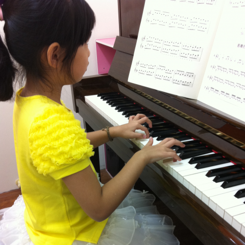 邱 老師 - 小小貝兒彈琴總是專心又認真 ！！