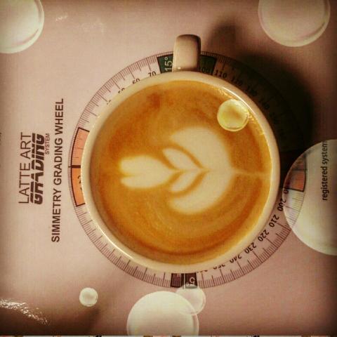 心靈小屋咖啡館店長咖啡師 - 家用咖啡機拉花:鬱金香