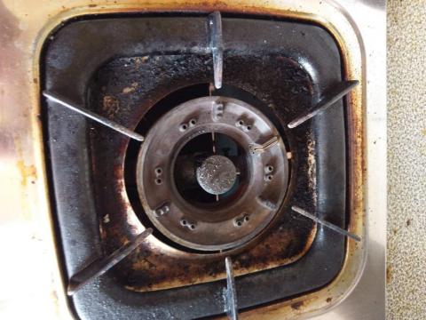 魔法居家清潔 - 使用近15年的瓦斯爐（清洗前）