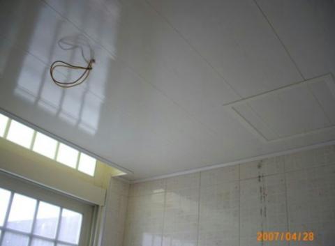 沅泰室內裝潢 - 廁所長條防水塑膠板天花。