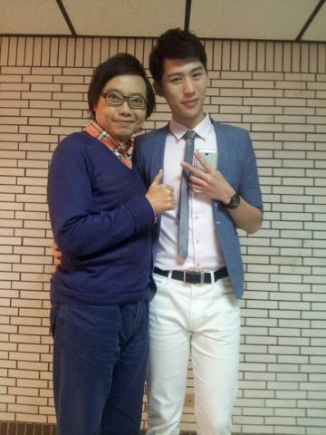 赫菈文創整合行銷有限公司 - 型男模特錄影，後台與資深影評麥若愚合影