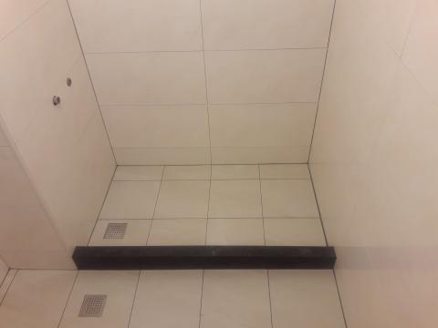 建興工程 - 淋浴間，用大理石當擋水