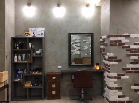 晉維室內裝修 - 此案為：大雅髮拉俐
此案牆面使用杉木板，漆上室外護木漆
鏡子部分，使用烤漆線板改造過後與先前的老舊鏡子相較之下質感化了不少。
牆面部分，使用壁紙和清水泥塗抹的做法讓原本凹凸不平的牆面更有修飾的效果
檯面使用耐刮，高質感的美耐板下去施作，方便水洗擦拭好清潔，店家使用過後十分喜愛呢
這次風格偏向於時下的工業風格
施工完畢許多客人大大讚許 ?