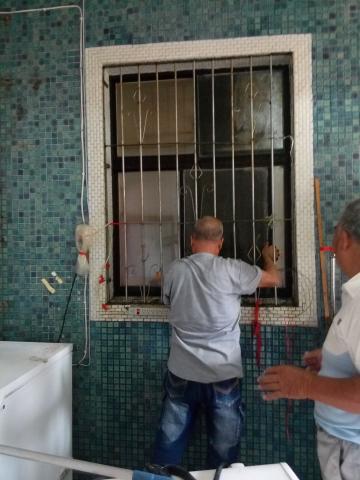 譽潔清潔公司 - 大哥清洗外面窗戶玻璃