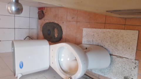 统理水电 - 地磚舖設及和成马桶安装。