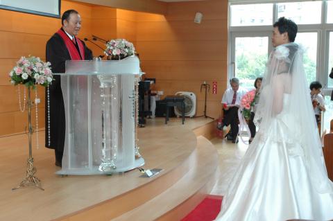 吳高樹 - 神父主持儀式