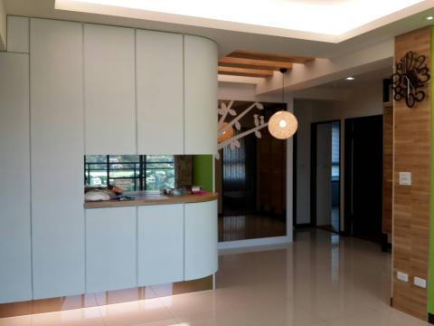 亞倫室內設計工作室 - 室內以暖色木紋及烤白色漆,茶鏡,為基調,營造出"家"簡單又溫馨的感覺~